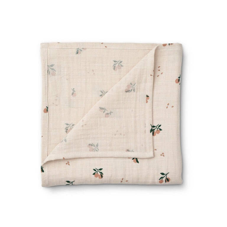 Un grand lange sur fond blanc