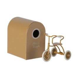 abri avec tricycle jaune maileg