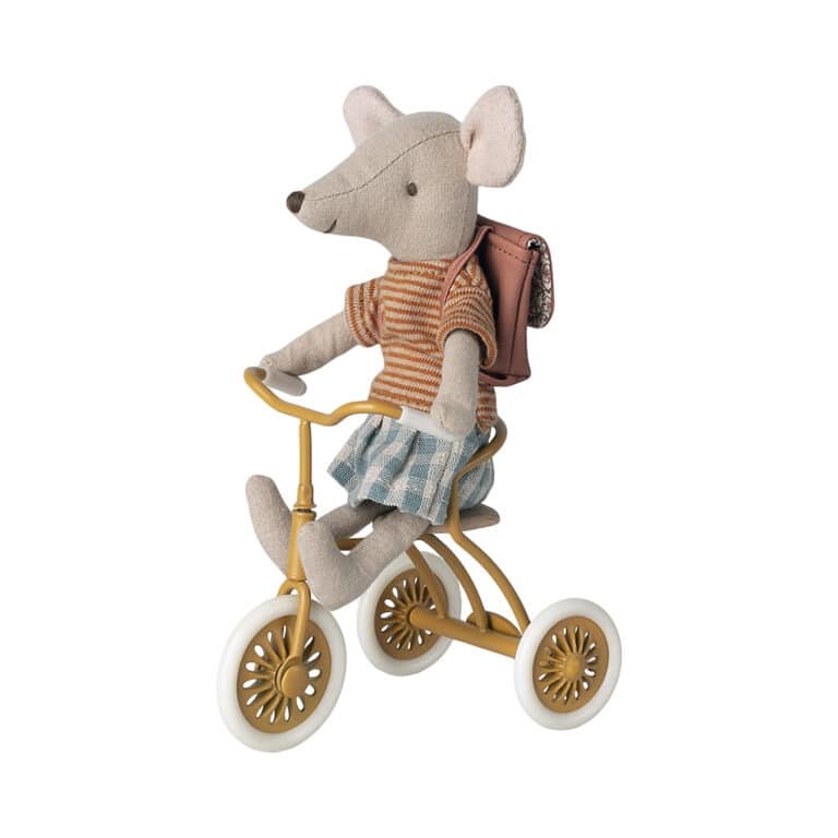 souris avec tricycle jaune