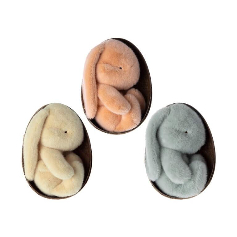 lapin peluche dans son oeuf