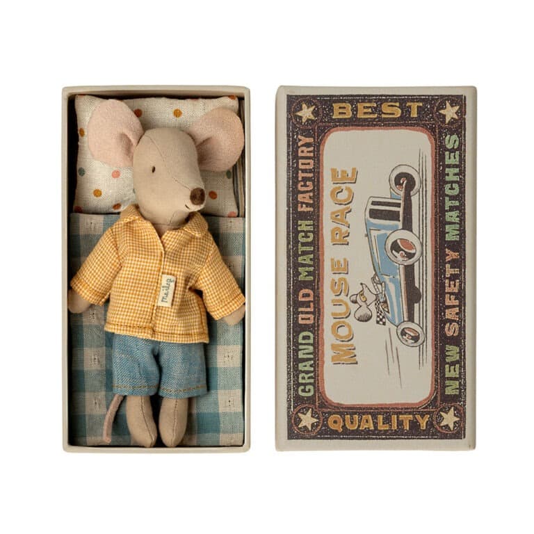 souris big brother avec souris dans son lit