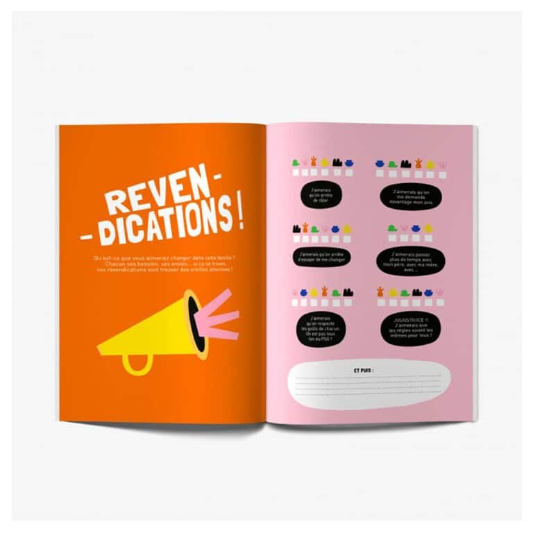 un cahier d'activités pour les familles recomposée, vue de face sur fond blanc