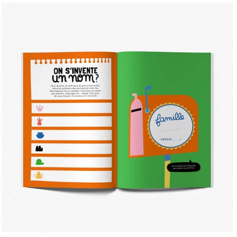 un cahier d'activités pour les familles recomposée, vue de face sur fond blanc