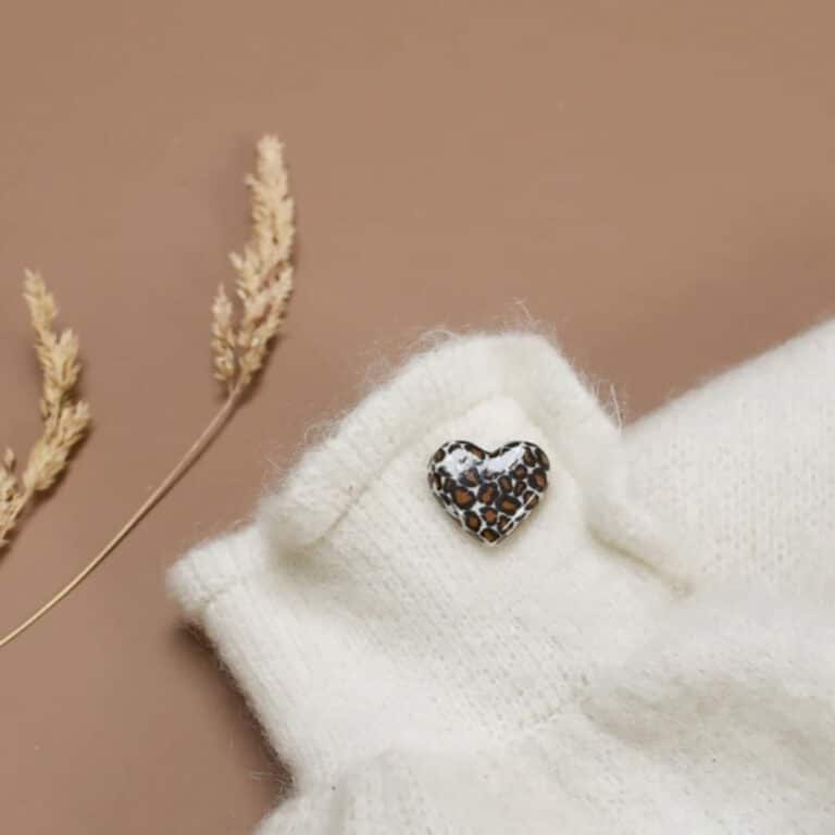 pin's cœur marron et noir baubels porté