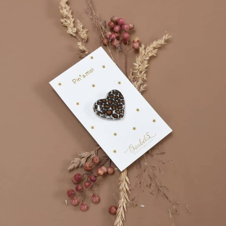 pin's cœur marron et noir baubels vue de face sur fond coloré