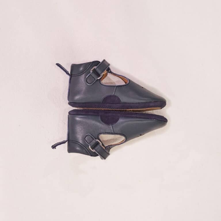 Chaussons Ange deux bouts sur fond blanc