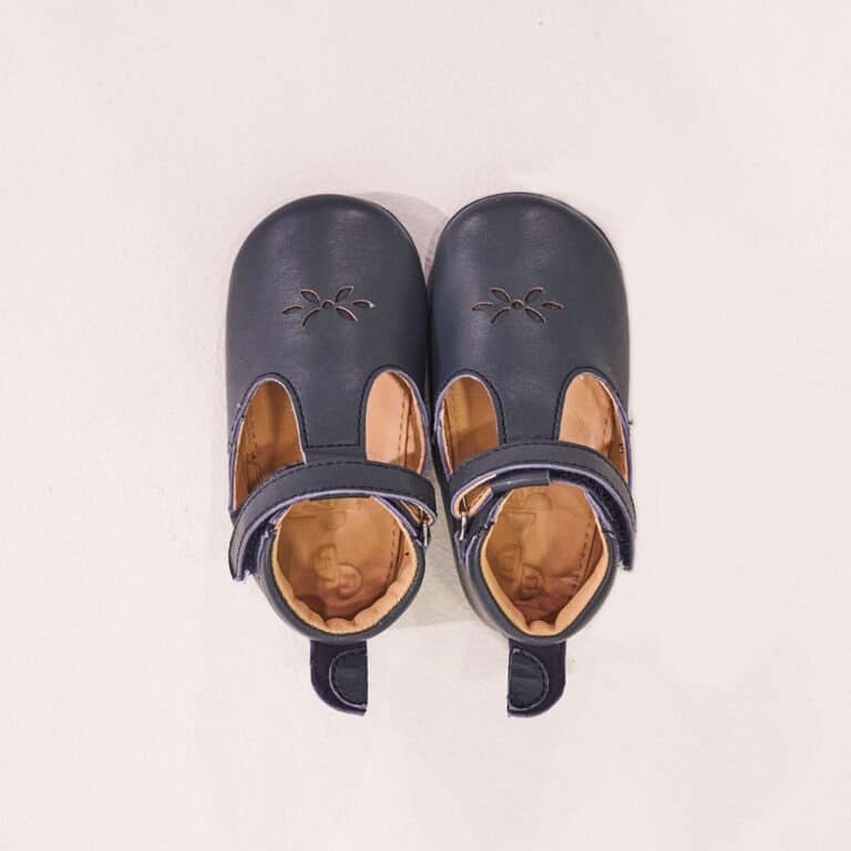 Chaussons Ange deux bouts sur fond blanc