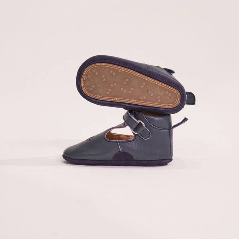 Chaussons Ange deux bouts sur fond blanc