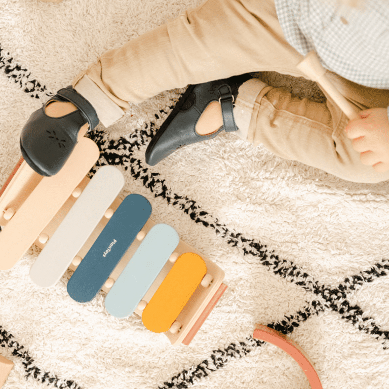 Chaussons Ange deux bouts sur fond blanc