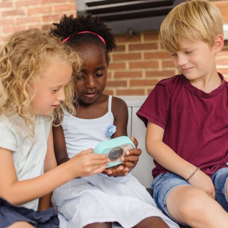 Appareil photo kidycam bleu cyan fond blanc