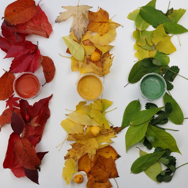 pots de peinture couleurs primaires