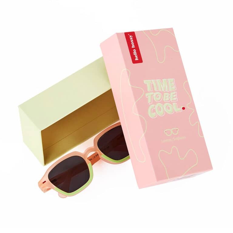 lunettes soleil vue de face sur fond blanc