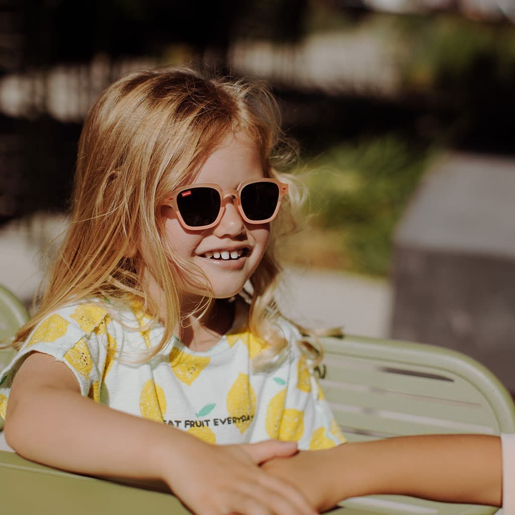 Un Enfant Blond Joue Avec Un Slime. Une Petite Fille Ouvre Un Pot