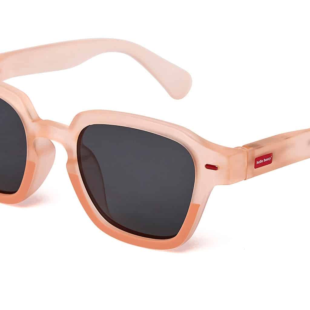 lunettes soleil vue de profil sur fond blanc