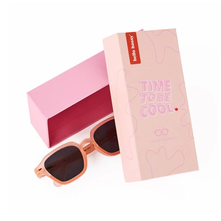 lunettes soleil vue de face sur fond blanc