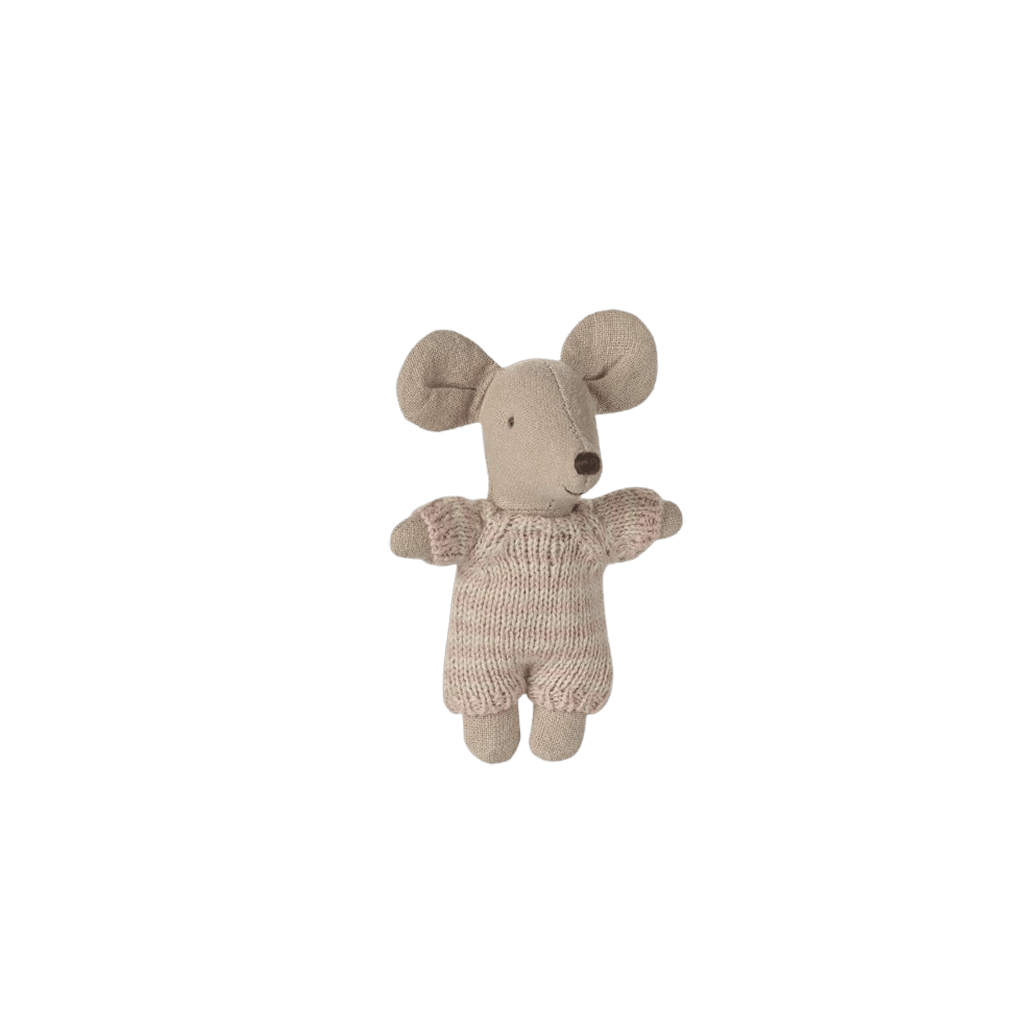 Couffin bébé souris rose - Maileg, vue de face de la souris bébé sur fond blanc