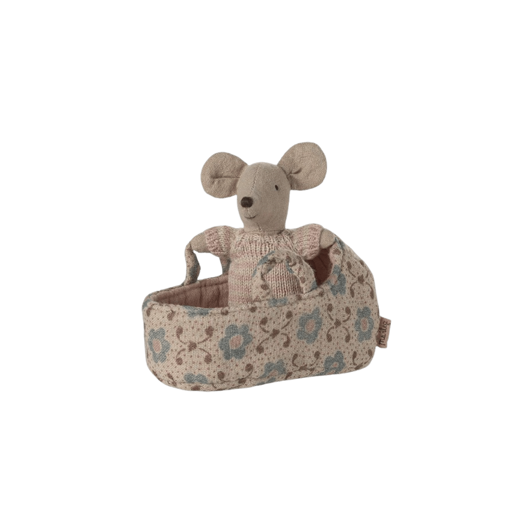 Couffin bébé souris rose - Maileg, vue de face de la souris bébé dans son couffin sur fond blanc
