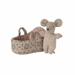 Couffin bébé souris rose - Maileg, vue de face de la souris bébé à côté de son couffin sur fond blanc