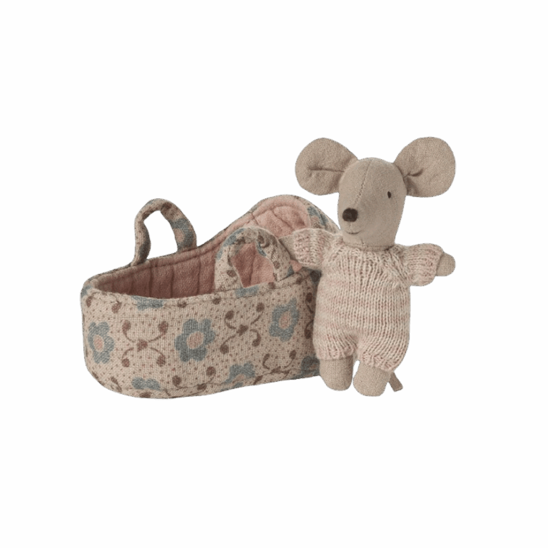 Couffin bébé souris rose - Maileg, vue de face de la souris bébé à côté de son couffin sur fond blanc