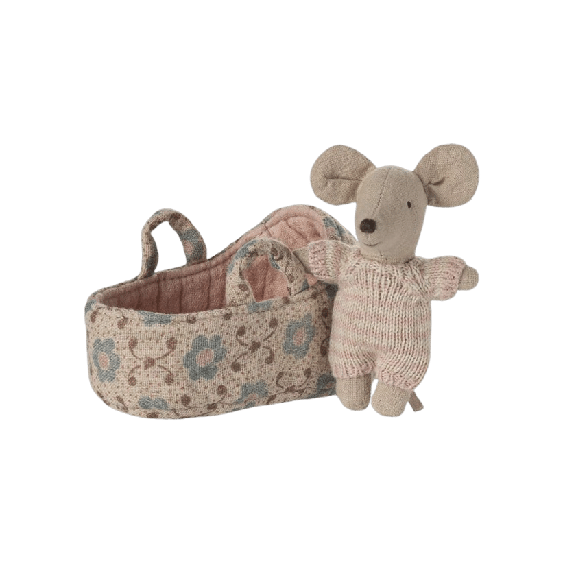 Couffin bébé souris rose - Maileg, vue de face de la souris bébé à côté de son couffin sur fond blanc