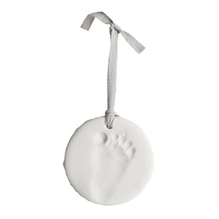 Un moulage en plâtre pour les mains ou les pieds, vue de face sur fond blanc