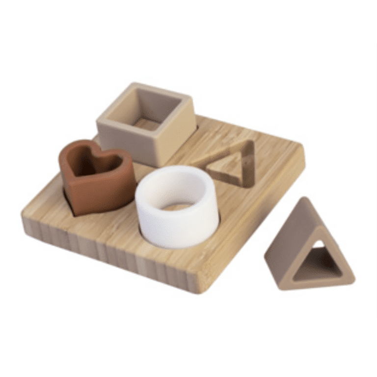 un plateau en bois avec 4 formes en silicone, vue de face sur fond blanc