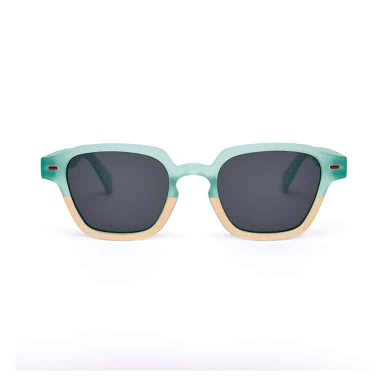 lunettes soleil vue de face sur fond blanc