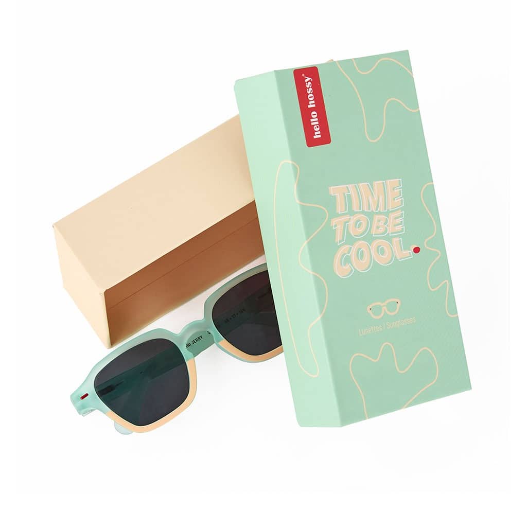 lunettes soleil vue de face sur fond blanc