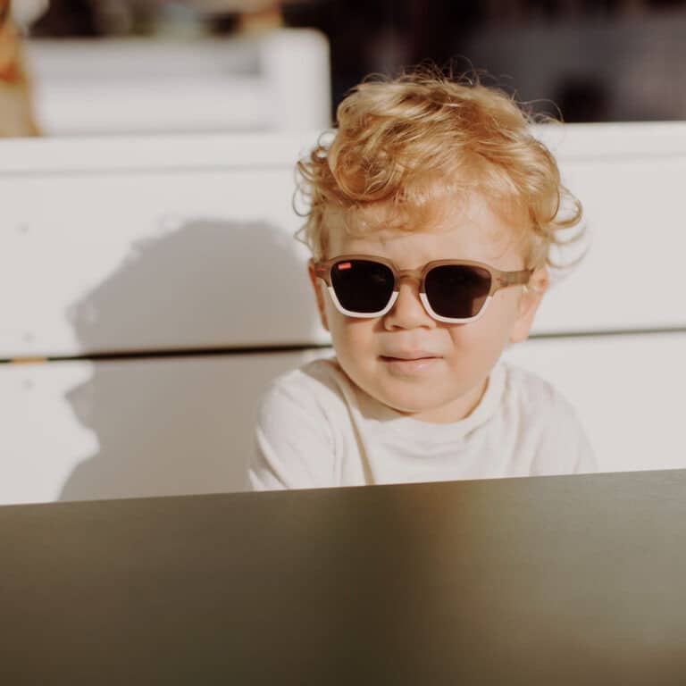 bébé blond mini jimmy ambiance regard