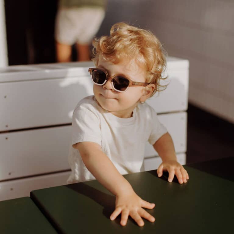 bébé blond mini jimmy ambiance avec main