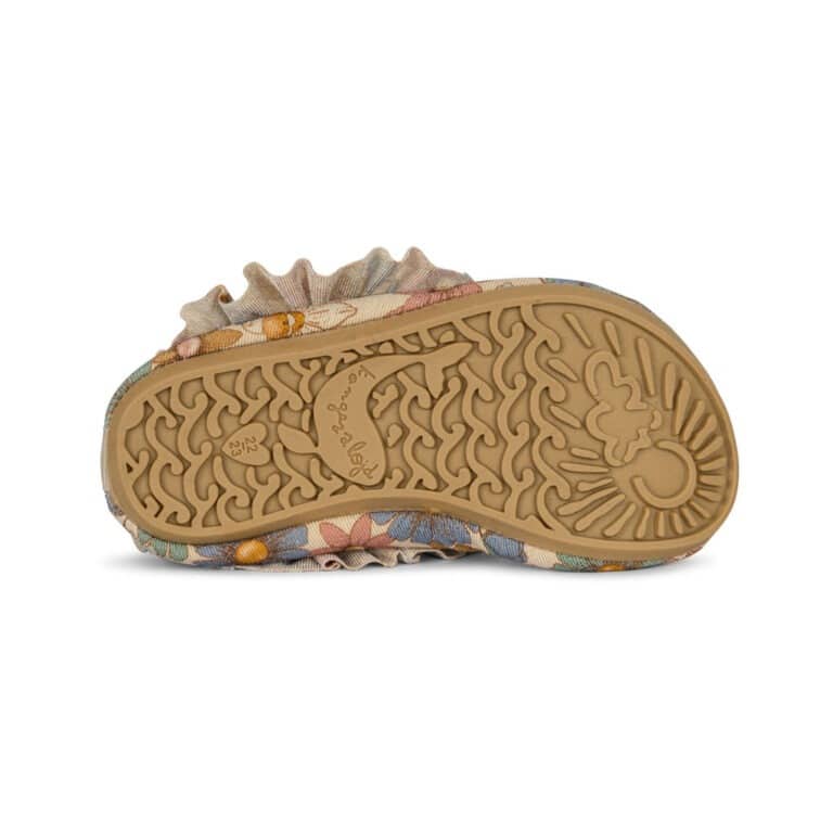 chaussons de bain lili sur fond blanc