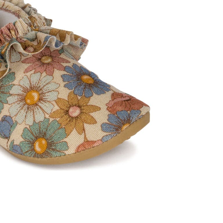 chaussons de bain lili sur fond blanc