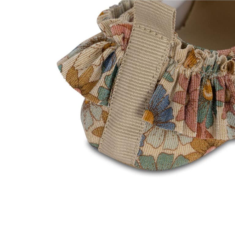 chaussons de bain lili sur fond blanc