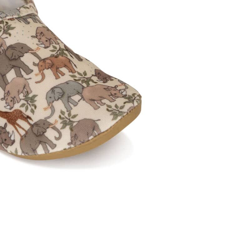 Chaussons de bain safari konges sur fond blanc