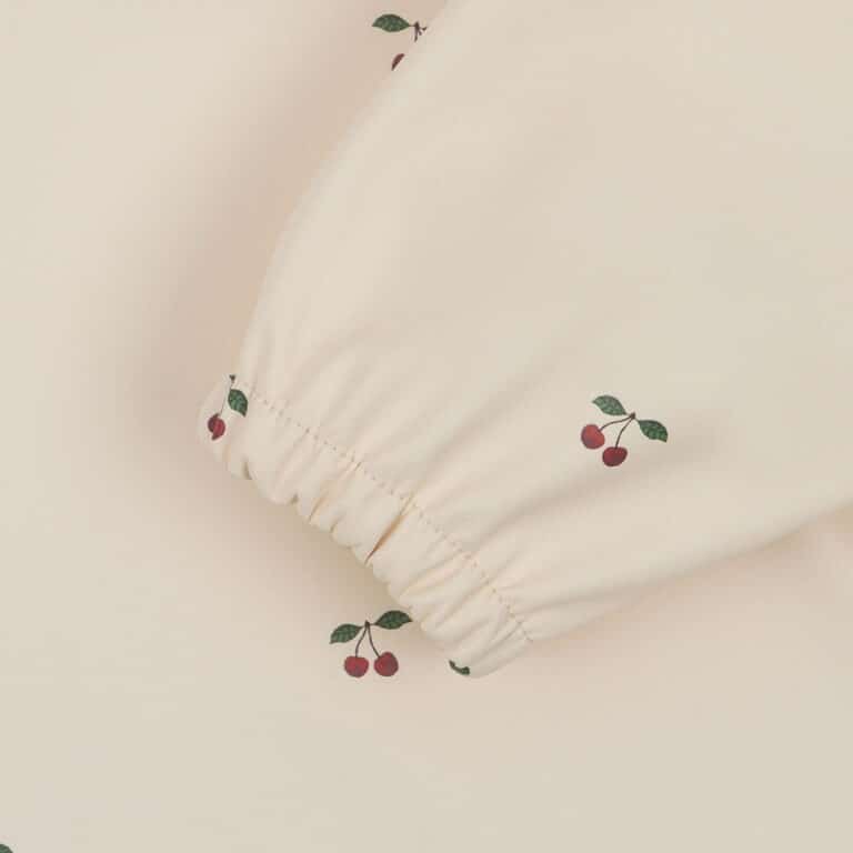 détail manche bavoir cerise konges