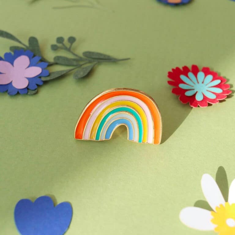 pin's arc en ciel, ambiance