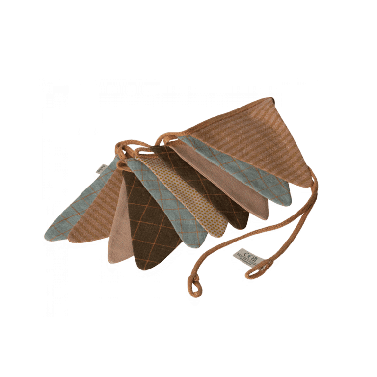 Guirlande de 10 fanions ocre maileg sur fond blanc