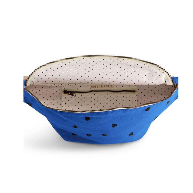 Un sac banane bleu grec avec des coeurs de la marque rose in april