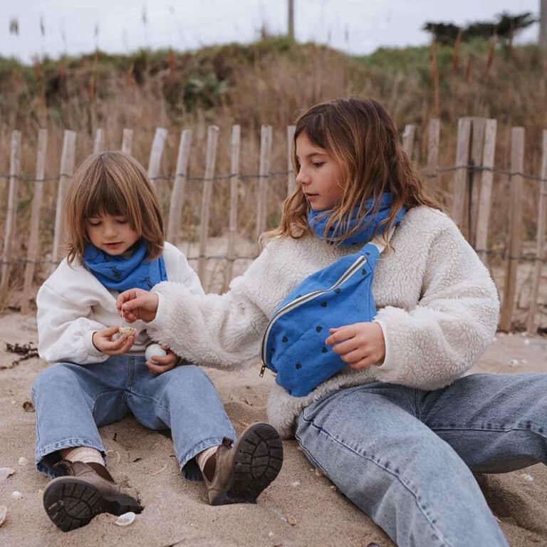 Un sac banane bleu grec avec des coeurs de la marque rose in april