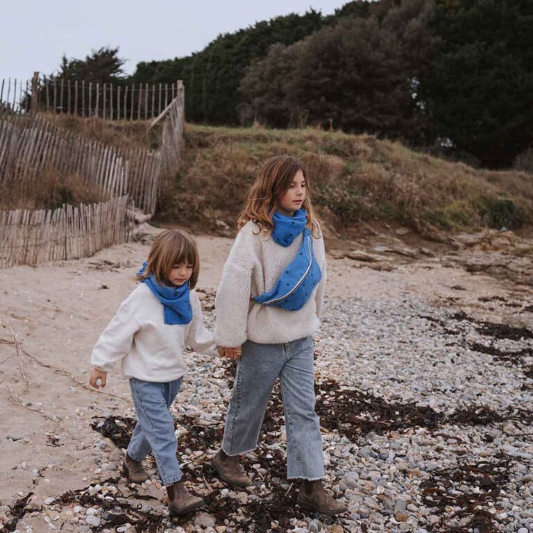 Un sac banane bleu grec avec des coeurs de la marque rose in april