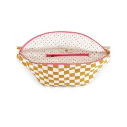 Un sac banane damier de couleur écru et caramel de la marque rose in april