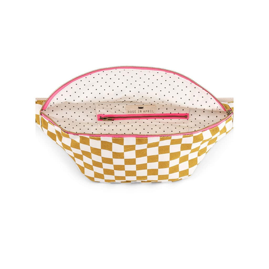 Un sac banane damier de couleur écru et caramel de la marque rose in april