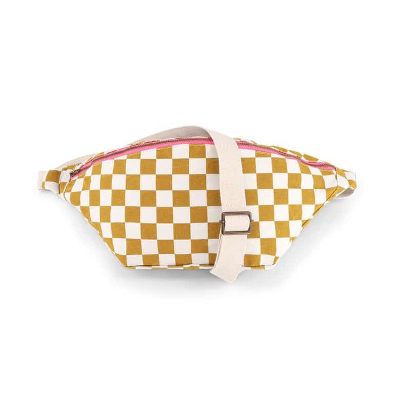 Un sac banane damier de couleur écru et caramel de la marque rose in april