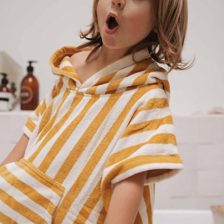 Un poncho de bain en éponge moutarde de la marque rose in april