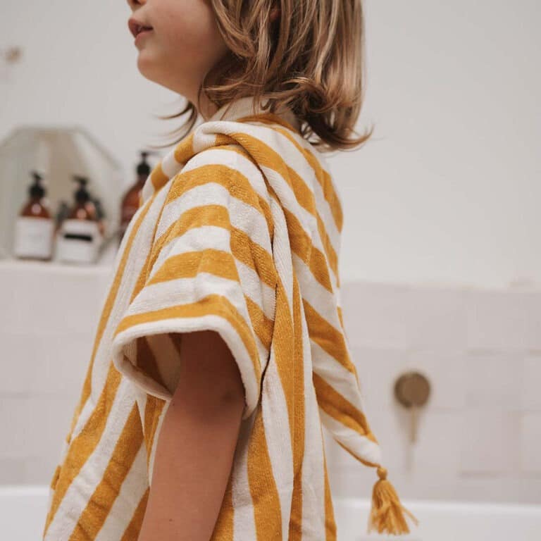 Un poncho de bain en éponge moutarde de la marque rose in april