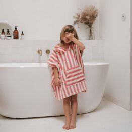 Un poncho de bain en éponge rose de la marque rose in april