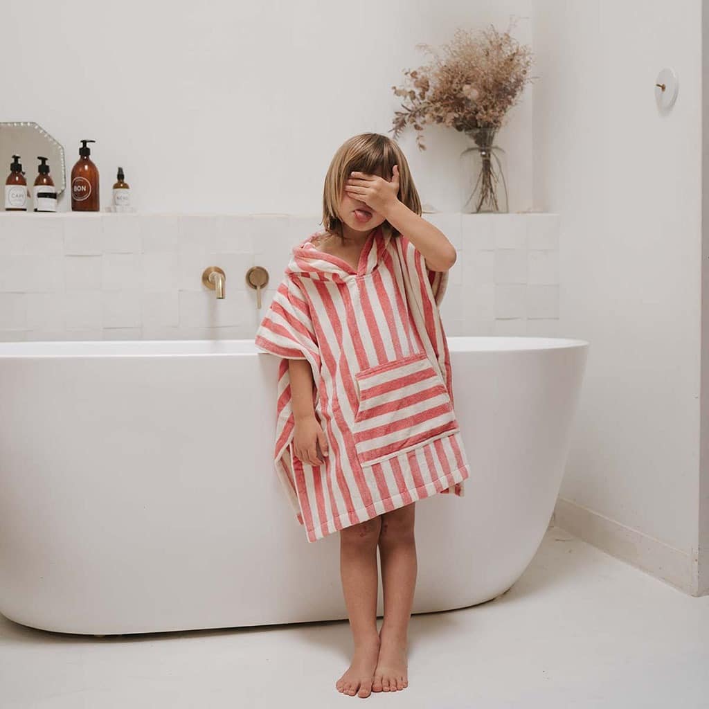 Un poncho de bain en éponge rose de la marque rose in april
