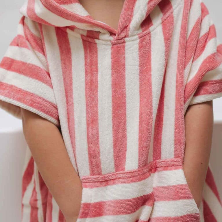Un poncho de bain en éponge rose de la marque rose in april