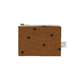 Un porte monnaie de couleur cumin avec des coeurs de la marque rose in april