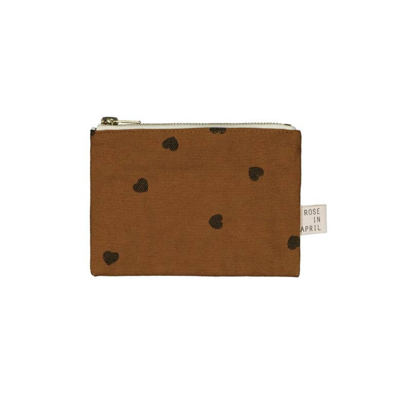 Un porte monnaie de couleur cumin avec des coeurs de la marque rose in april